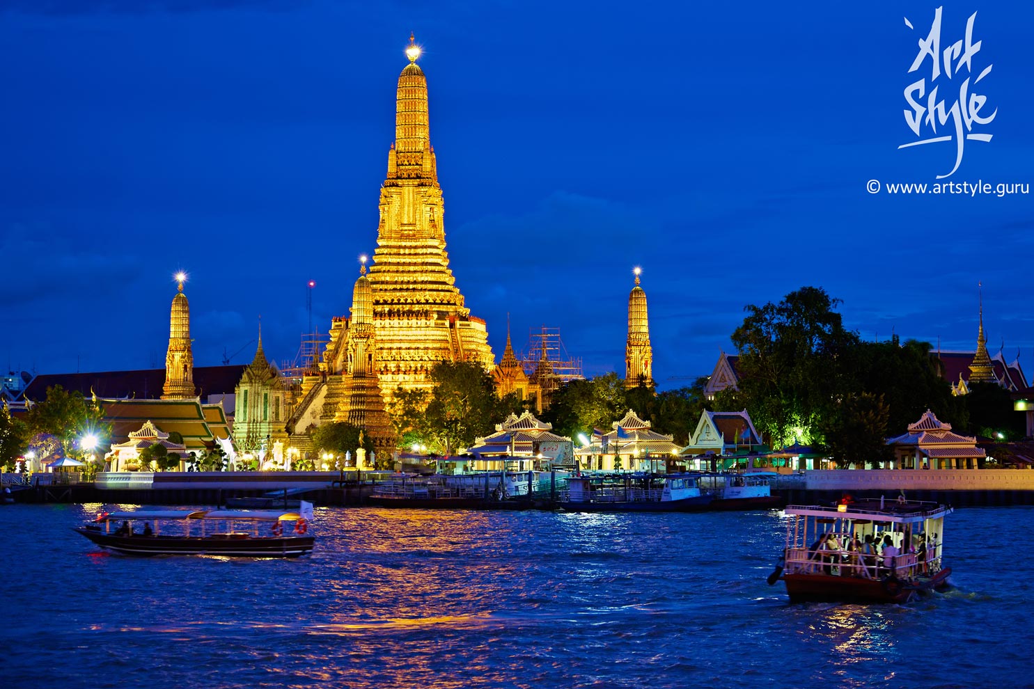 Wat Arun Ratchawararam Ratchawaramahawihan ("Temple of Dawn"), Bangkok, Thailand.