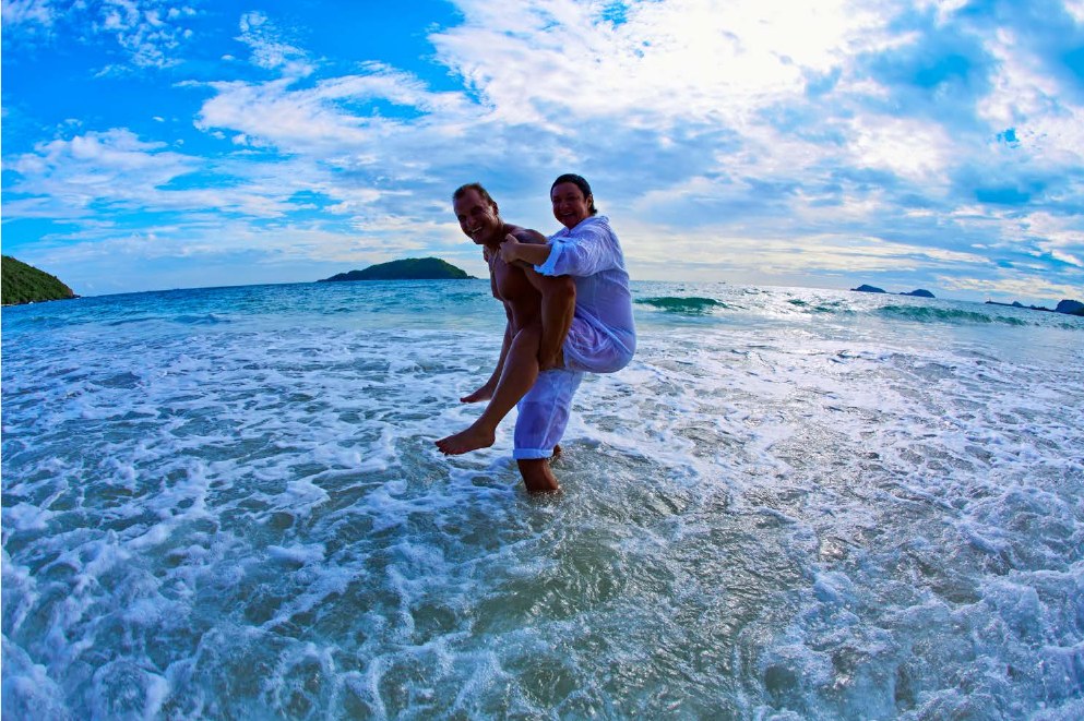 Background well-exposed; couple sinks into shadow.