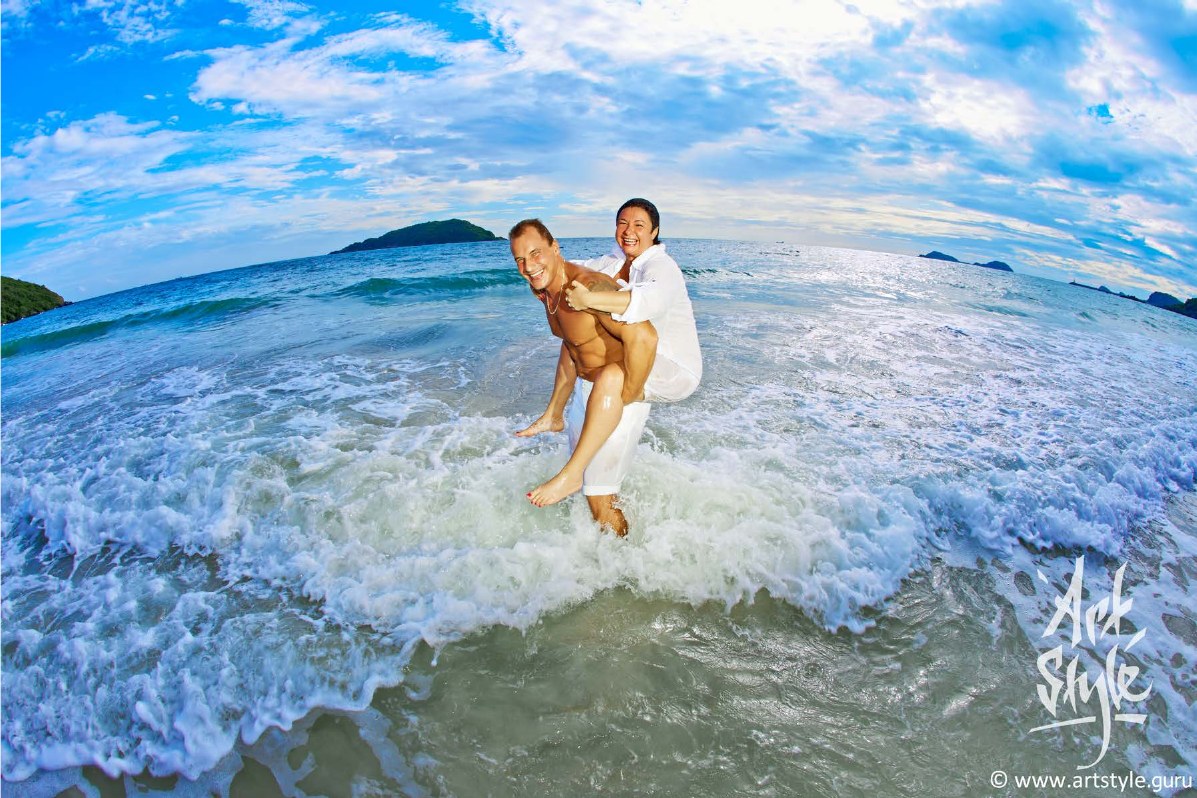 Off-camera flash shapes light and tone — couple and background both balanced.